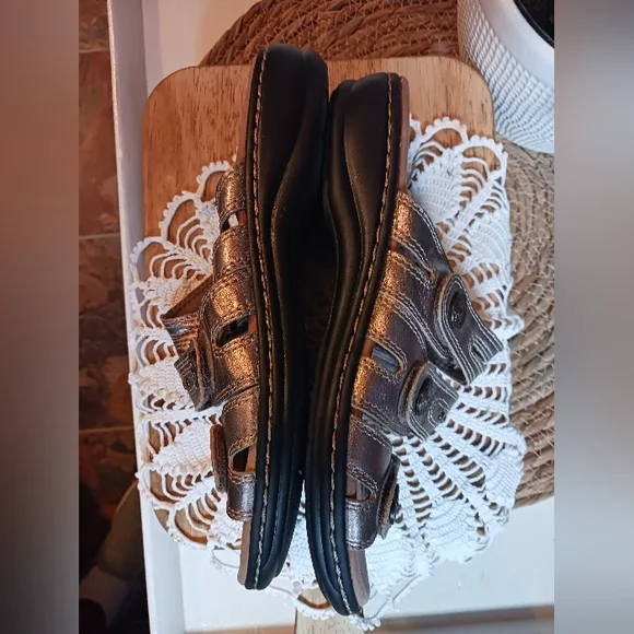 Clarks Collection Slide Sandals Womens 6M EUC Metallic Velcro Soft Cushion - Picture 9 of 11